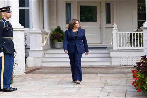 Buses of migrants dropped outside Kamala Harris' home in freezing temperatures on Christmas Eve,..