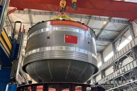 China builds huge propellant tank for massive future rocket (photos)