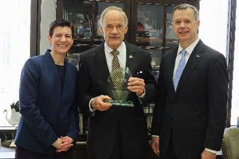 AHRI Presents Policy Leadership Award to Senator Tom Carper