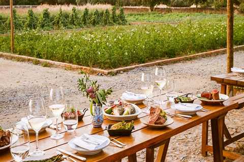 What is the Atmosphere Like at a Farm to Table Restaurant?