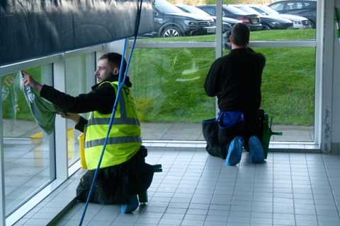 Commercial Window Cleaning Service Tong For Retail Parks, Schools, Shops, Offices