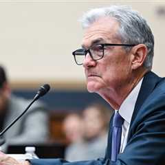 Fed Chair Says Central Bank Need Not ‘Hurry’ to Cut Rates