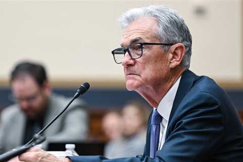 Fed Chair Says Central Bank Need Not ‘Hurry’ to Cut Rates